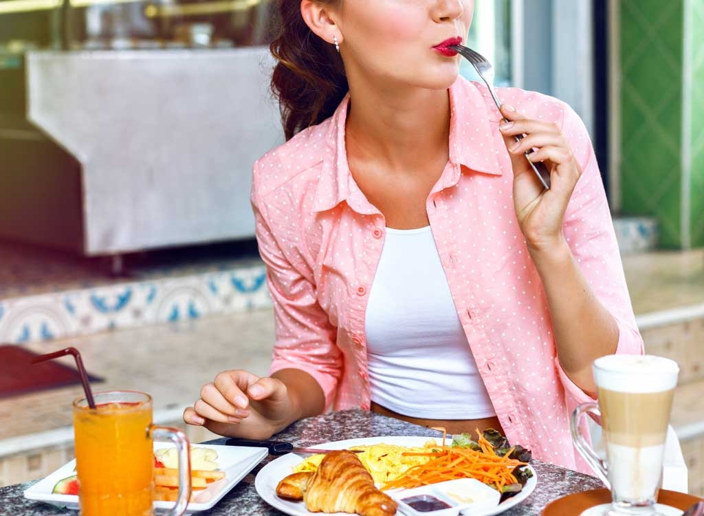 Do breakfast. Женщина завтракает. Девушка ест завтрак. Завтрак для девушки. Девушка обедает.