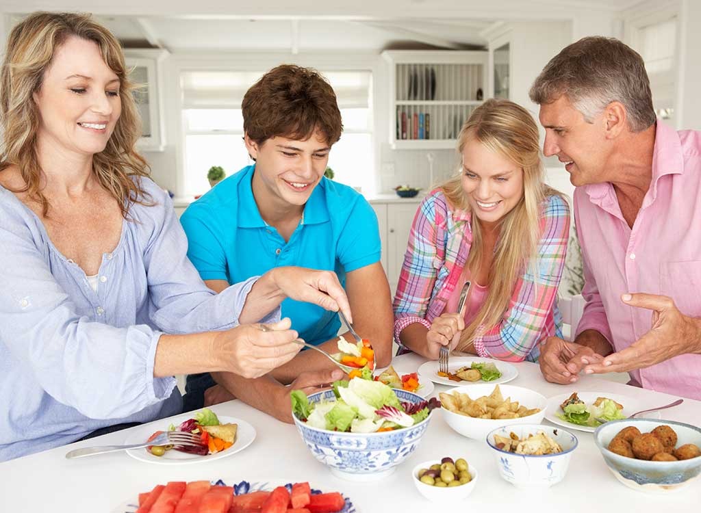 Family meals перевод. Семья за столом. Семейный ужин. Семья ужинает. Семейный обед.