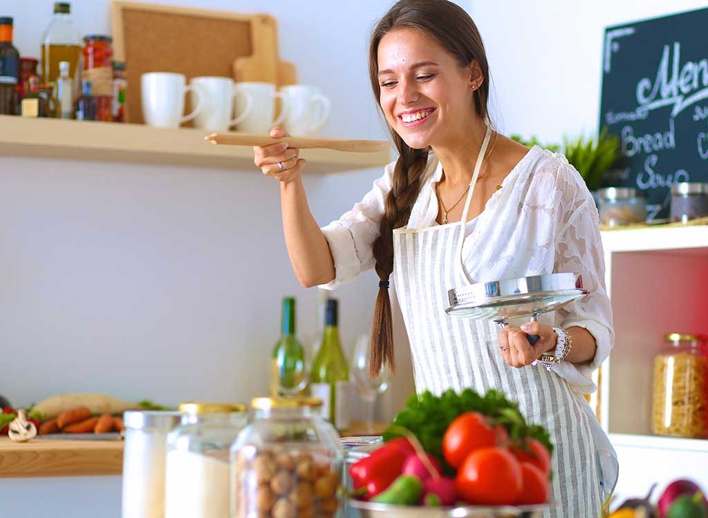 I good at cooking. Женщина на кухне. Хозяйка с едой. Готовка еды. Девушка готовит.